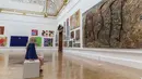 Staf mengamati karya seni dalam pratinjau Pameran Musim Panas di Royal Academy of Arts, London, Inggris, 28 September 2020. Diadakan setiap tahun sejak 1769, Pameran Musim Panas Royal Academy of Arts untuk pertama kalinya akan berlangsung pada musim gugur akibat pandemi COVID-19. (Xinhua/Han Yan)