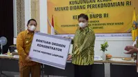 Menko Airlangga menyerahkan 309 unit oxygen concentrator untuk Pemprov Lampung. (Ist)