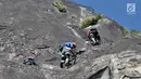 Pendaki memanjat tebing Gunung Parang via Jalur Ferrata, Desa Cihuni, Purwakarta, Jawa Barat, Sabtu (30/3). Gunung Parang juga menjadi pilihan pendaki yang ingin mengisi akhir pekan dengan wisata memacu adrenalin. (merdeka.com/Iqbal Nugroho)