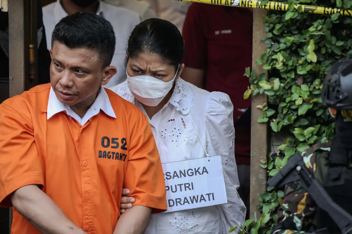 Pelukan Erat Ferdy Sambo kepada Putri Candrawathi Saat Rekonstruksi Pembunuhan Brigadir J