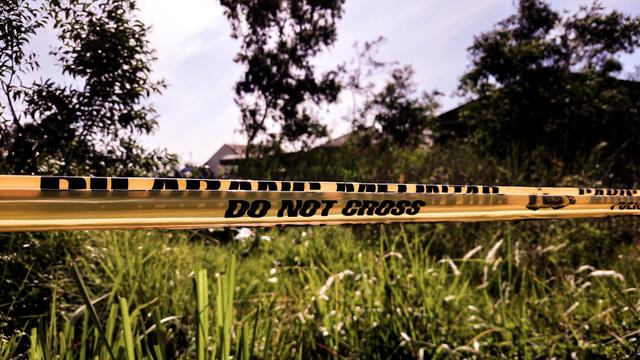 Garis polisi dipasang selama ekshumasi dan autopsi jenazah tahanan BNNP Aceh yang tewas diduga dianiaya selama ditahan lembaga itu (Liputan6.com/Rino Abonita)