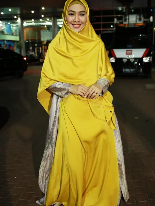 Istri Ory Vitrio ini sekarang mengisi acara striping program Ramadan. Kesibukannya mengisi acara artis yang melejit lewat film Ketika Cinta Bertasbih itu masih meluangkan waktu bersama anaknya. (Deki Prayoga/Bintang.com)