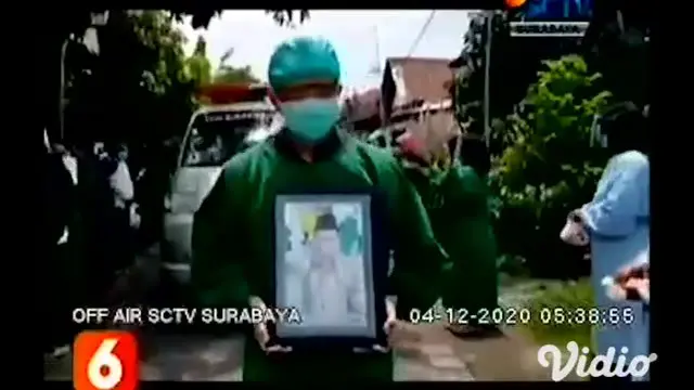 Perawat di Gresik, Jawa Timur, gugur akibat terpapar Covid-19, Sucipto (55) meninggal dunia setelah diisolasi khusus di RS Ibnu Sina. Seminggu sebelumnya, sang istri juga meninggal dunia akibat Covid-19.