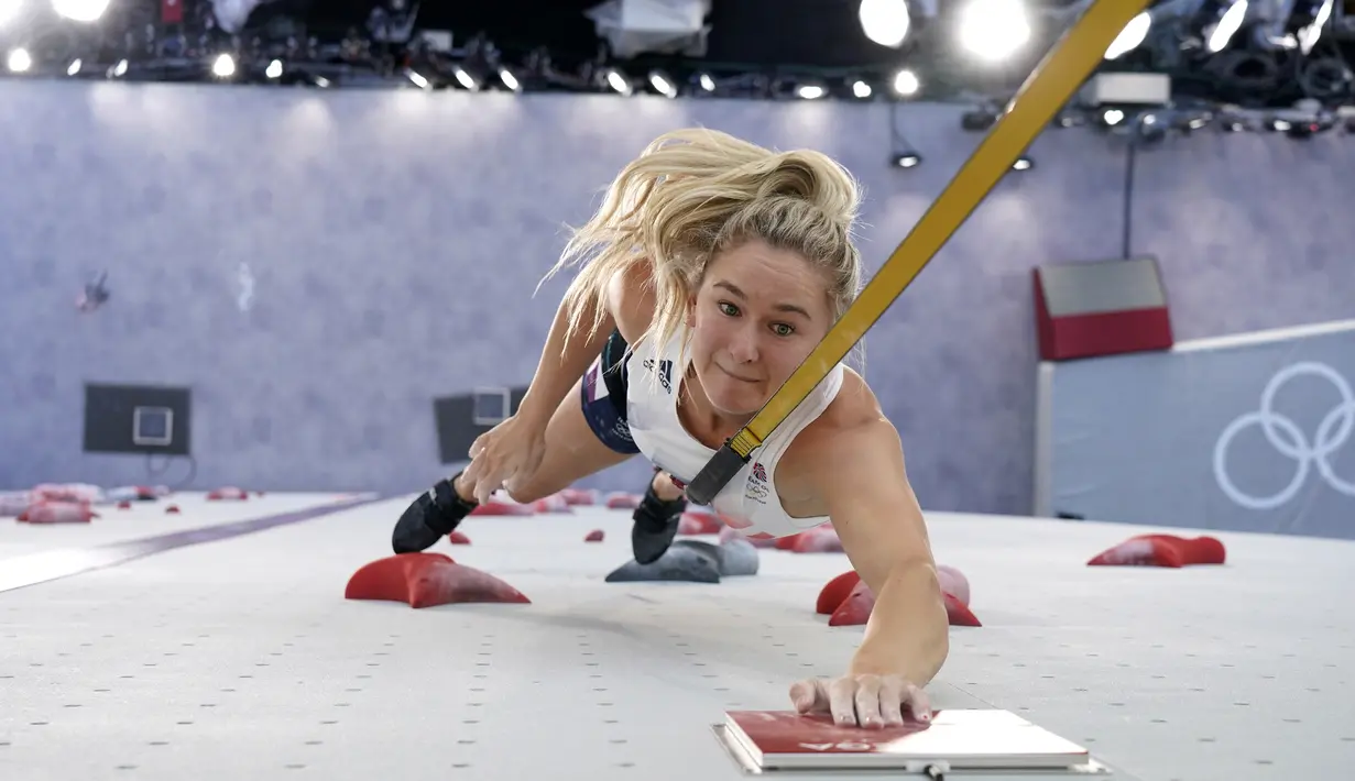 Atlet panjat tebing Inggris Shauna Coxsey saat kualifikasi kecepatan kompetisi panjat tebing putri Olimpiade Tokyo 2020 di Tokyo, Jepang, Rabu (4/8/2021). (AP Photo/Tsuyoshi Ueda/Pool Photo via AP)