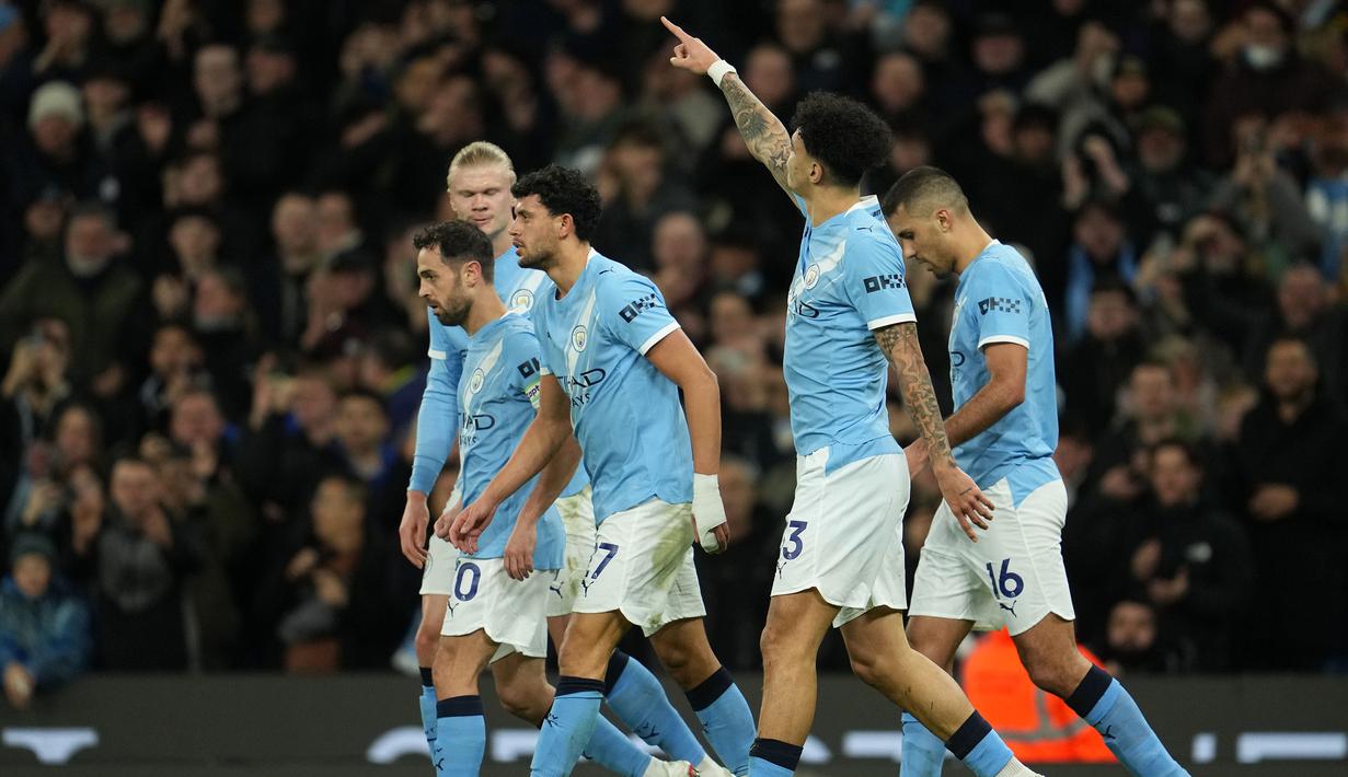 Kemenangan 2-1 Manchester City membuat mereka menjaga asa untuk merebut puncak klasemen Liga Inggris. Kini mereka hanya berjarak dua poin dari Arsenal. (AP Photo/Jon Super)