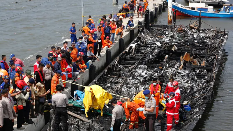 Kapal Zahro Expres Terbakar di Perairan Jakarta Utara 