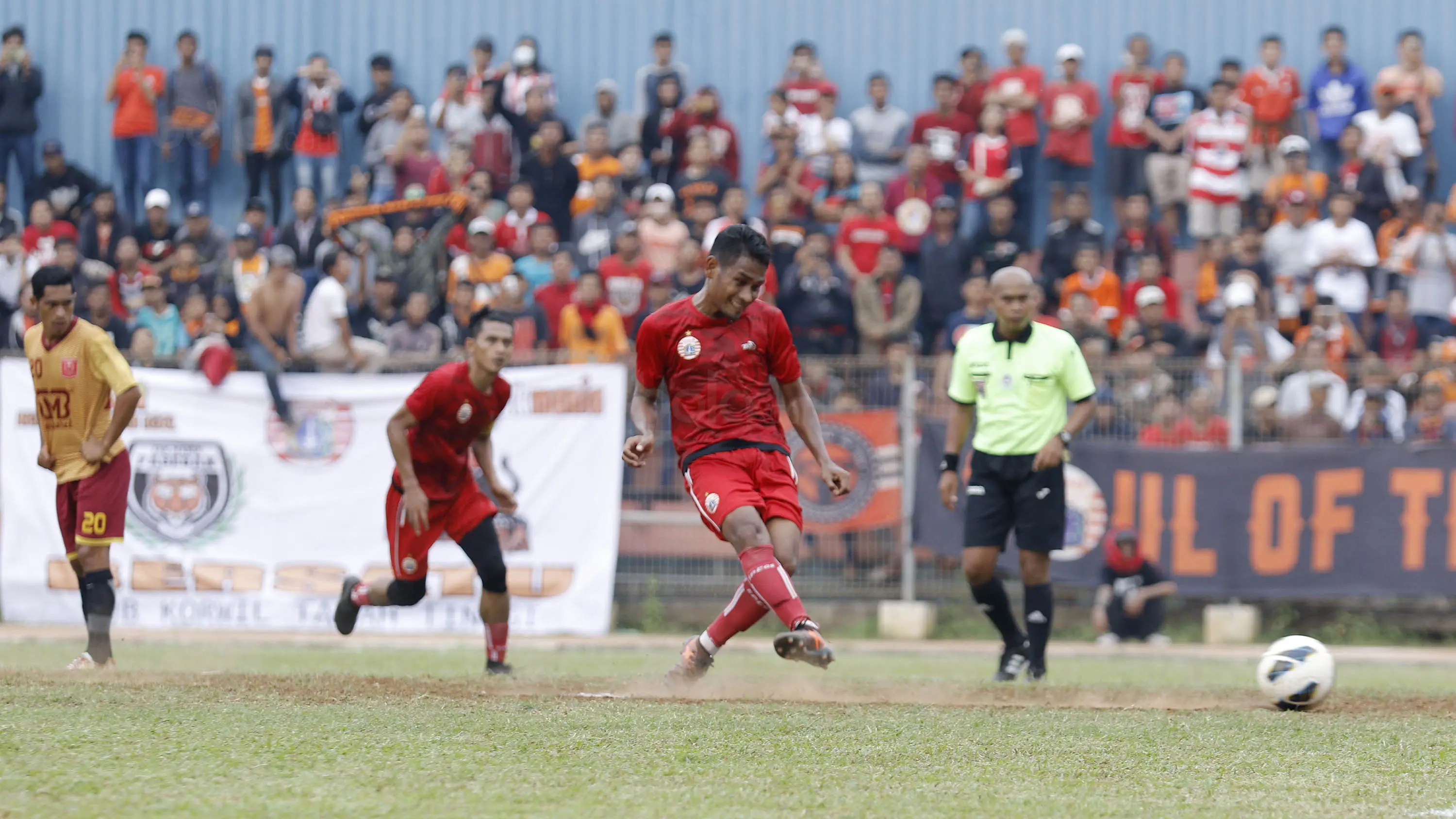 Gelandang Persija, Ramdani Lestaluhu, saat pertandingan melawan Persika Karawang pada laga uji coba di Stadion Soemantri Brodjonegoro, Kuningan, Jakarta, Sabtu (30/12/2017). Persija menang 3-1 atas Persika. (Bola.com/M Iqbal Ichsan)