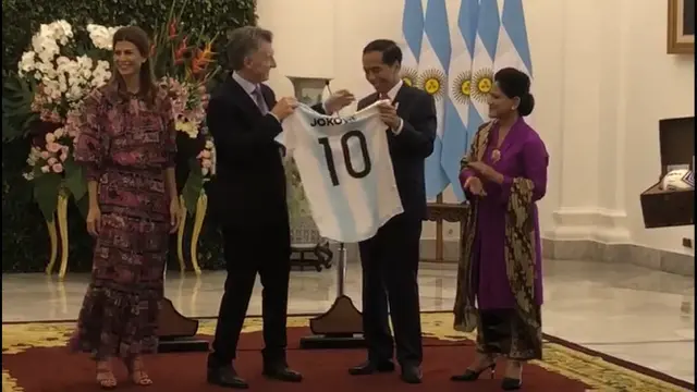 Dalam pertemuan bilateral, [Jokowi](3998633 "") dan Macri membahas peningkatan kerja sama di bidang ekonomi. Khususnya kerja sama perdagangan, pertanian dan industri strategis.