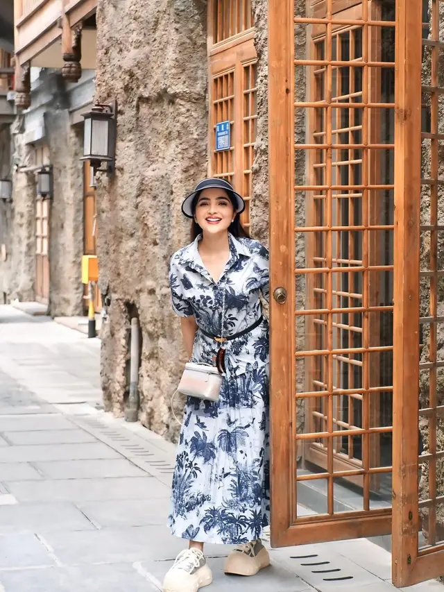 Potret Liburan Ashanty di Shanghai dengan Outfit Casual Feminin, Tampilan Body Ramping Bak Model Profesional