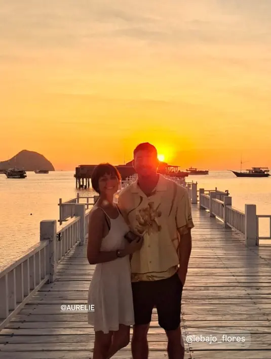 Saat ini keduanya tengah liburan di Labuan Bajo. Menikmati matahari terbenam di resort mewah di Labuan Bajo, Pasangan blasteran ini sering disebut serasi berkat paras mereka yang kebarat-baratan. Aurelie berdarah Belgia-Indonesia, sedangkan Tyler Bigenho China-Indonesia (Liputan6.com/IG/@aurelie)
