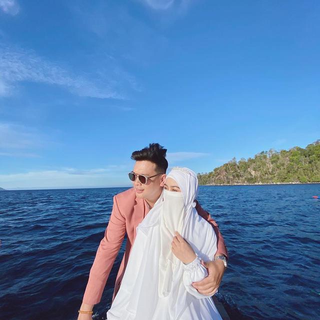 Pertama Kali Trip Bareng, Ini 6 Potret Personel Adam Musik Bersama Istri