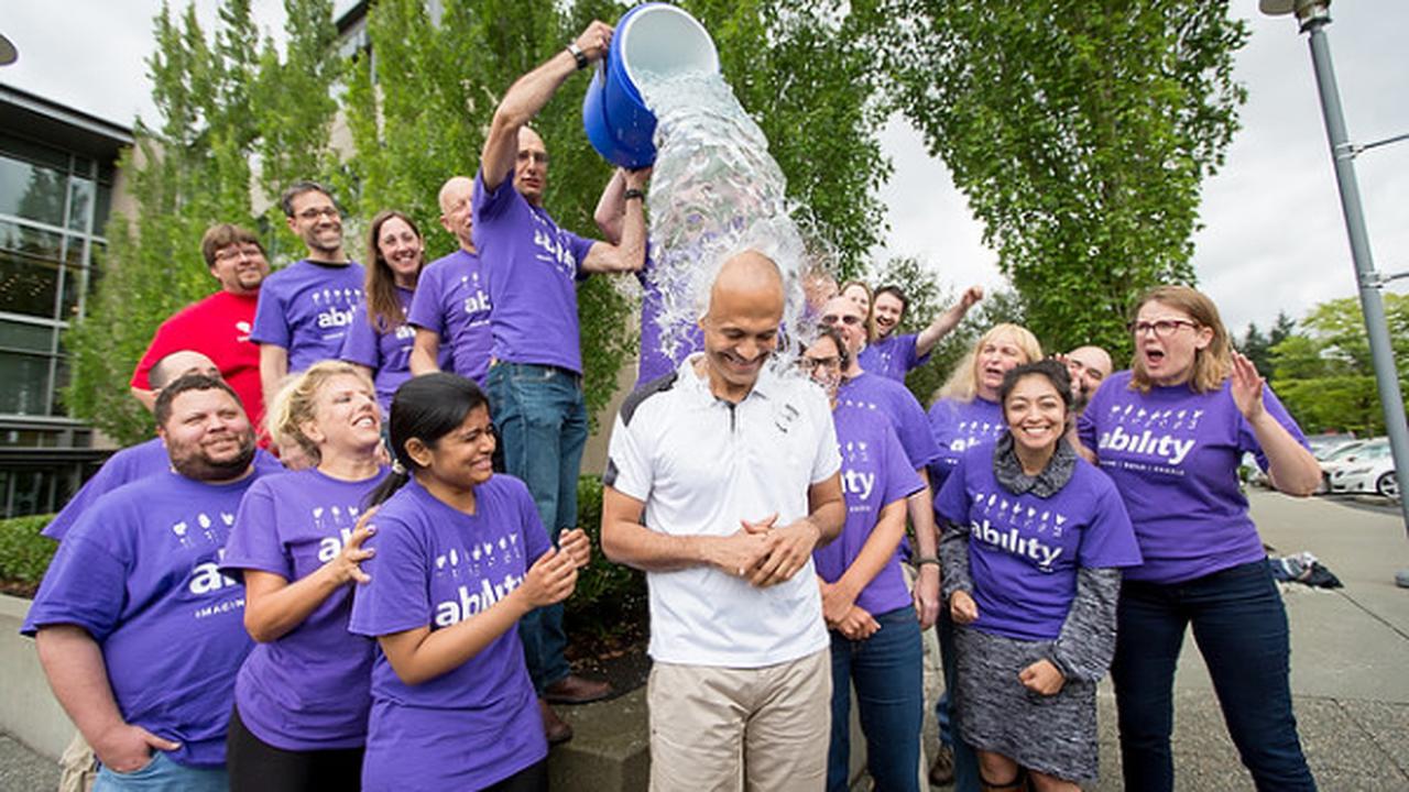 Jalani Mandi Air Es CEO Microsoft Tantang Bos Google