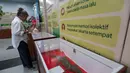 Pengunjung melihat koleksi kupu-kupu gajah, belalang ranting, dan kumbang tanduk dalam pameran “Hutan dan Peradaban: Dari Ekosistem Kehidupan Menuju Masa Depan” yang digelar gratis di area publik Stasiun MRT Bundaran HI, Jakarta, Senin (12/10/2026). (KLY/Budy Santoso)