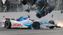 Pembalap Jay Howard (bawah) menabrak mobil yang dikemudikan Scott Dixon saat balapan Indianapolis 500 di Indianapolis Motor Speedway (28/5). Insiden terjadi saat Jay Howard keluar dari lajur balap hingga menabrak Scott Dixon. (AP Photo / Tom Hemmer)