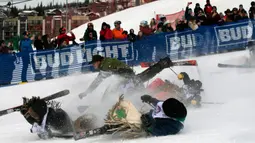 Para koboi rodeo mengalami tabrakan saat melompat di atas papan luncur pada turnamen Cowboy Downhill ke-46 di Steamboat Springs, Colorado, 20 Januari 2020. Para koboi yang biasa menunggangi kuda atau banteng ini ditantang untuk meluncur menggunakan papan ski dan snowboard. (Jason Connolly/AFP)