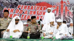 Kapolri Jenderal Tito Karnavian bergabung bersama Ustad Arifin Ilham dan Imam Besar FPI Habib Rizieq Syihab memantau demo 2 Desember di Monas, Jakarta, Jumat (2/12). Kapolri bergabung dengan massa yang menggelar doa bersama. (Liputan6.com/Faizal Fanani)