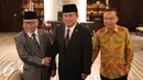 Ketua DPR Ade Komaruddin (kiri) berjabat tangan dengan Ketua MKD Surahman Hidayat usai pertemuan di ruangan Pimpinan DPR, Jakarta, Senin (2/1). Pertemuan membahas rencana menyusun Undang Undang Etika pada lembaga perwakilan. (Liputan6.com/Angga Yuniar)