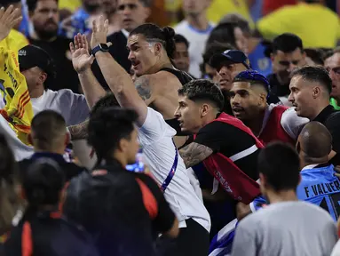 Penyerang Uruguay Darwin Nuñez (tengah) bereaksi terhadap fans Kolombia di tribun penonton setelah laga semifinal Copa America 2024 di Stadion Bank of America, Kamis (11/7/2024). (Buda Mendes / GETTY IMAGES NORTH AMERICA / Getty Images via AFP)