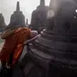 Seorang biksu memanjatkan doa saat berziarah ke Candi Borobudur, Magelang, Jawa Tengah, Sabtu (18/52019). Ziarah yang diikuti oleh para biksu dan umat Buddha tersebut untuk merefleksikan ajaran Sang Buddha serta menyambut Waisak 2563 BE/2019. (OKA HAMIED/AFP)