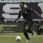 Gelandang Tira Persikabo, Wawan Febrianto, menggiring bola saat menghadapi Kalteng Putra pada laga Shopee Liga 1 di Stadion Pakansari, Bogor, Jumat (26/7). Tira Persikabo menang 5-2 atas Kalteng. (Bola.com/Yoppy Renato)