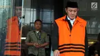Tersangka Anggota DPRD Lampung Tengah Rusliyanto tertunduk usai menjalani pemeriksaan di KPK, Jakarta, Jumat (13/4). Rusliyanto diperiksa terkait suap persetujuan pinjaman daerah untuk APBD Kabupaten Lampung Tengah. (Merdeka.com/Dwi Narwoko)