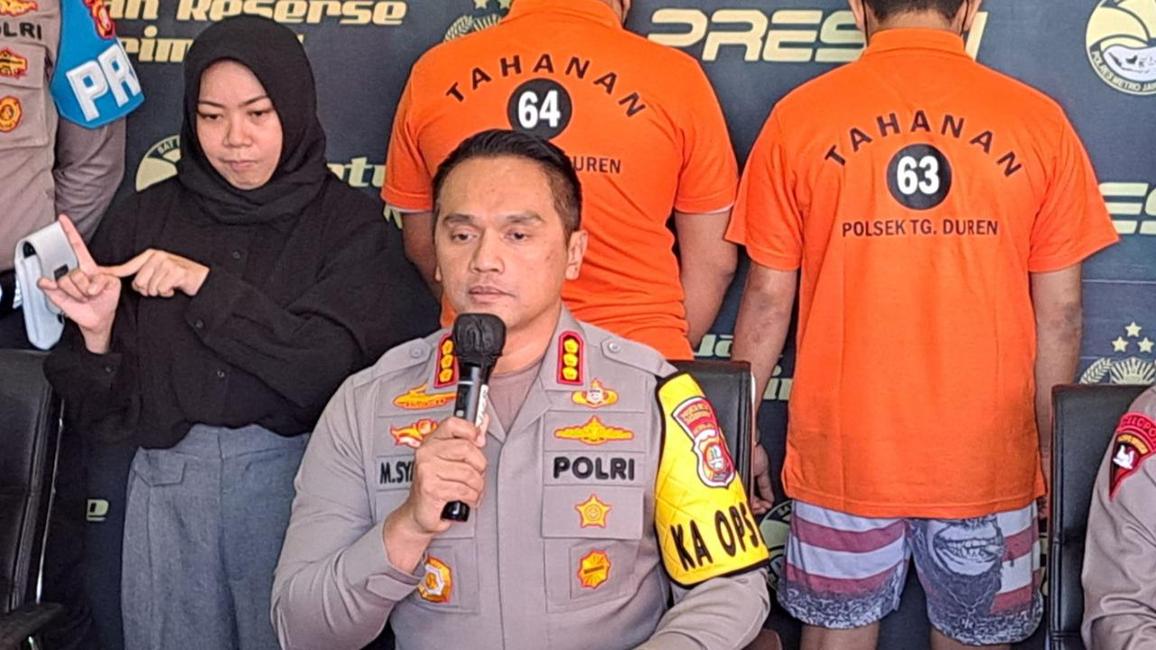 Warga berinisial RP (26) dan I (32) ditetapkan sebagai tersangka penganiayaan dalam penangkapan asisten Saipul Jamil pada Jumat (5/1) lalu.