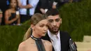 Dikabarkan putus beberapa waktu lalu, hubungan Zayn Malik dan Gigi Hadid terlihat kembali membaik. Mereka tertangkap kamera saat keduanya berniat mendukung penampilan Bella Hadid di LFW 2016 (18/9). (AFP/Bintang.com)