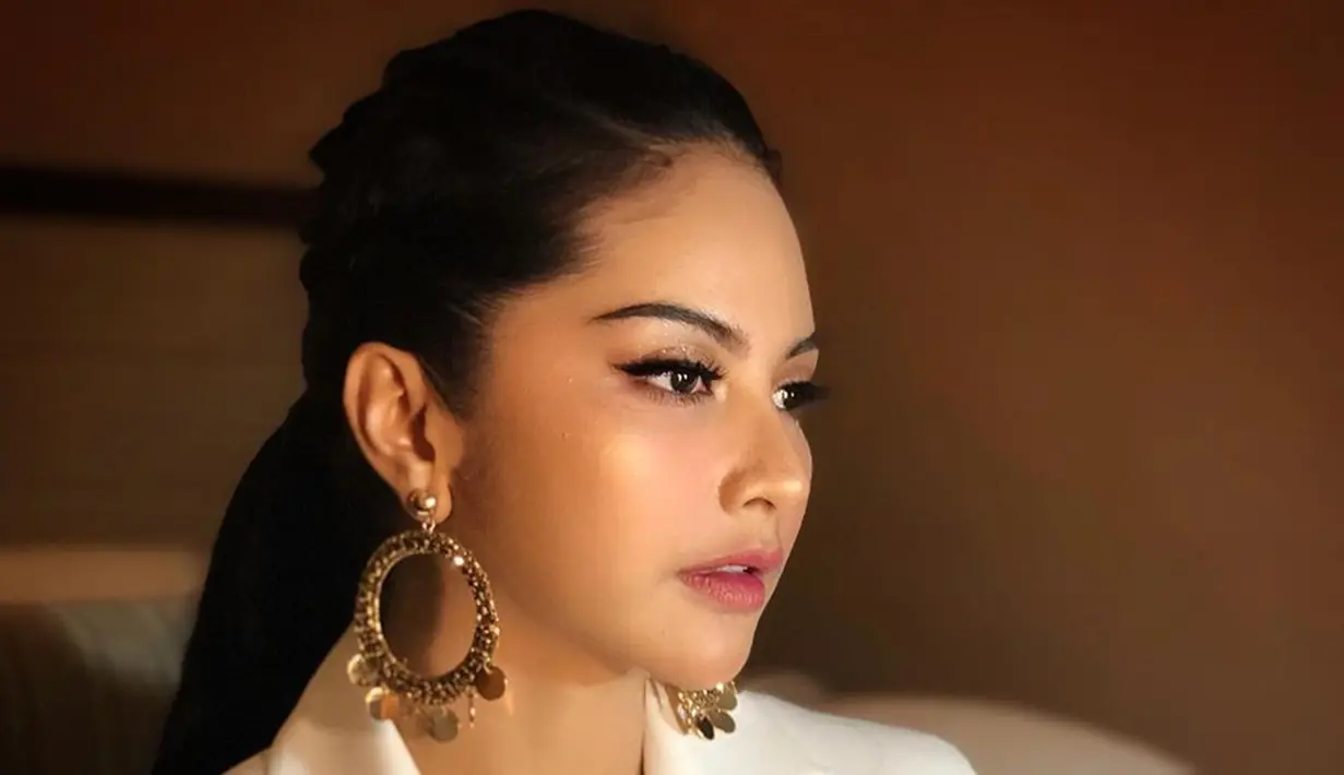 Pelantun lagu 'Jangan Bilang-Bilang' ini termasuk salah satu orang yang tak suka dengan gaya rambut yang ribet. Punya rambut panjang, Tiwi lebih suka tampil dengan gaya low ponytail. Penampilannya semakin on point dengan aksesoris dan makeup natural. (Liputan6.com/IG/@tentangtiwi)