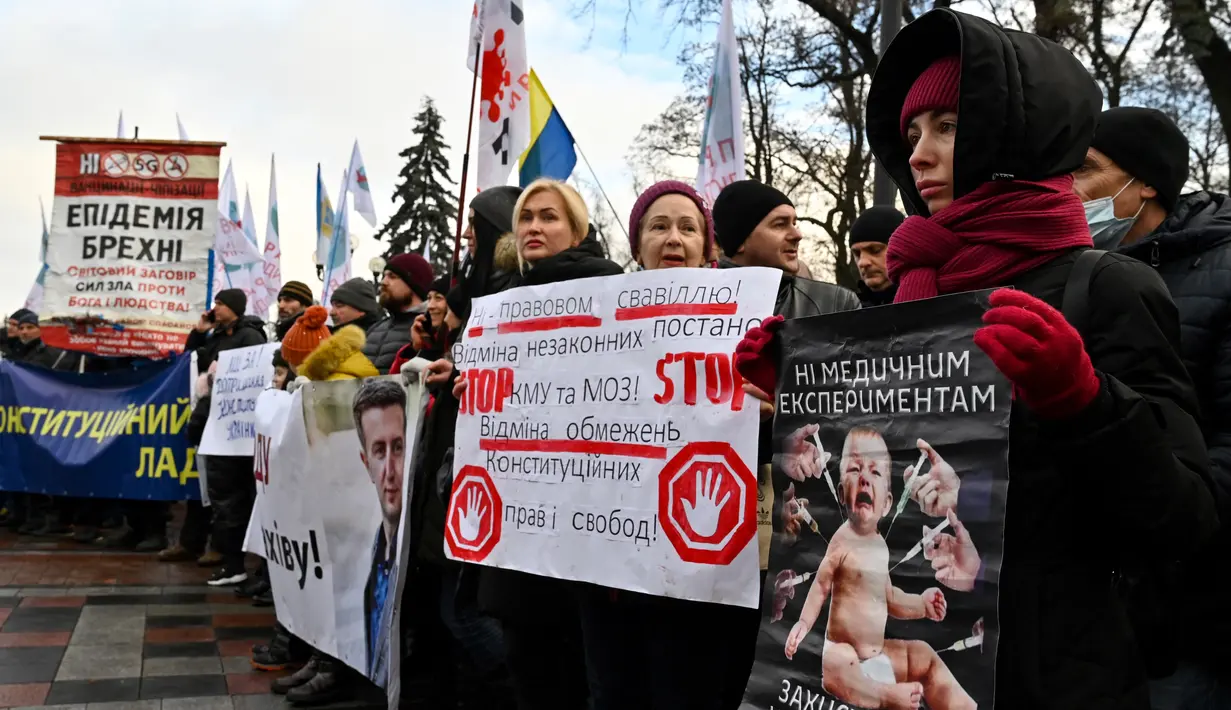 Demonstran anti-vaksin berunjuk rasa di Kiev (24/11/2021). Ratusan pengunjuk rasa memblokir jalan-jalan di pusat kota Kiev pada 24 November untuk berdemonstrasi menentang langkah-langkah anti-Covid Ukraina dan upaya vaksin, saat negara itu memerangi gelombang infeksi baru. (AFP/Genya Savilov)