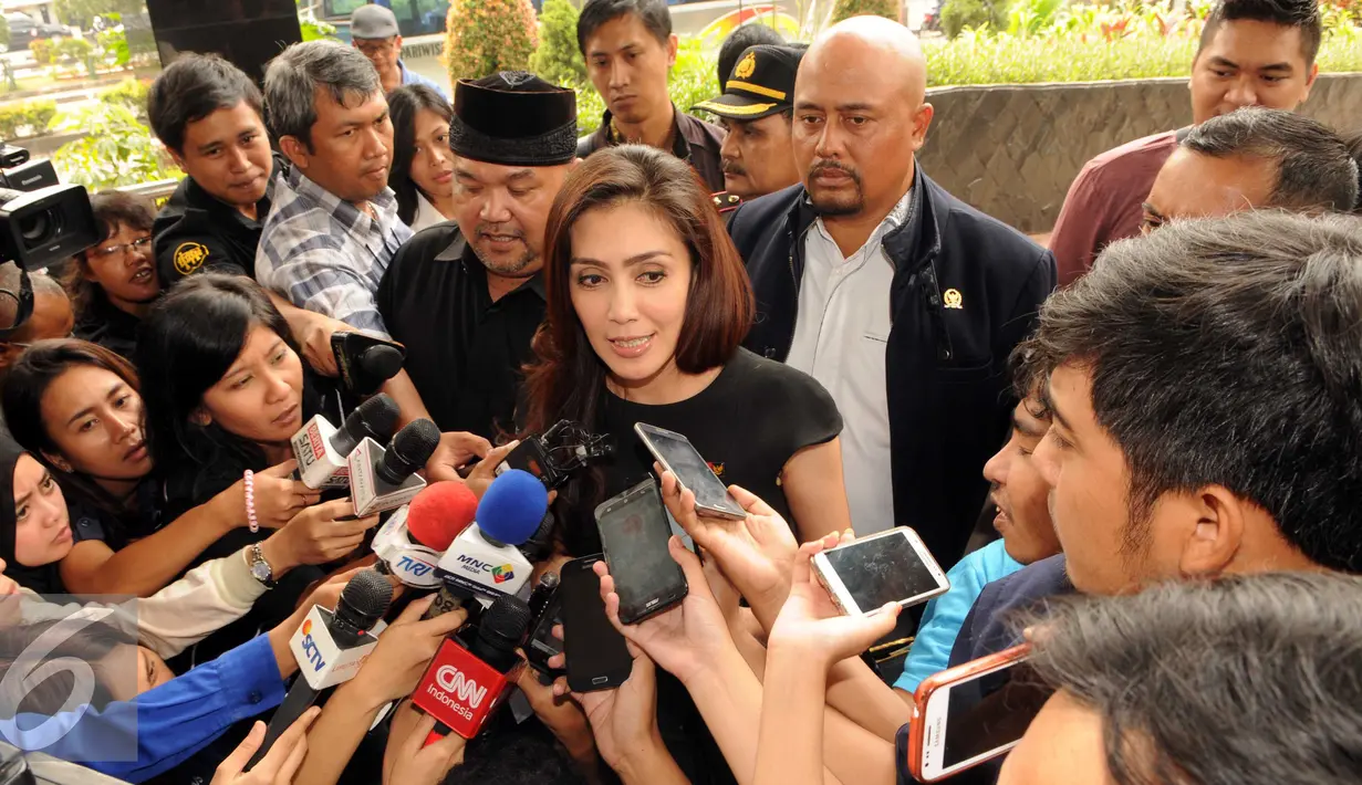 Rieke Diah Pitaloka memberikan keteranga kepada awak media usai bertemu pimpinan KPK, Jakarta, (10/3). Kedatangan mereka bertujuan untuk menyerahkan beberapa dokumen hasil pendalaman terhadap sejumlah kasus di PT Pelindo II. (Liputan6.com/Helmi Afandi)