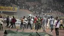 Polisi menembakkan gas air mata untuk mengeluarkan penonton dari lapangan pada akhir pertandingan kualifikasi Piala Dunia 2022 antara Ghana Vs Nigeria di Stadion Moshood Abiola, Abuja, Nigeria, 29 Maret 2022. Fans Nigeria ngamuk setelah gagal lolos ke Piala Dunia 2022. (AP Photo/Sunday Alamba)