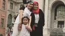 Ayu Ting Ting, mengunggah foto bareng ibu dan anaknya. Ia juga menuliskan kalimat ucapan. “Selamat Hari Ibu bu..... smg ibu selalu sehat, bahagia, menjadi ibu yg paling terbaik selalu amin.... love u umi,” tulis Ayu. (Instagram)