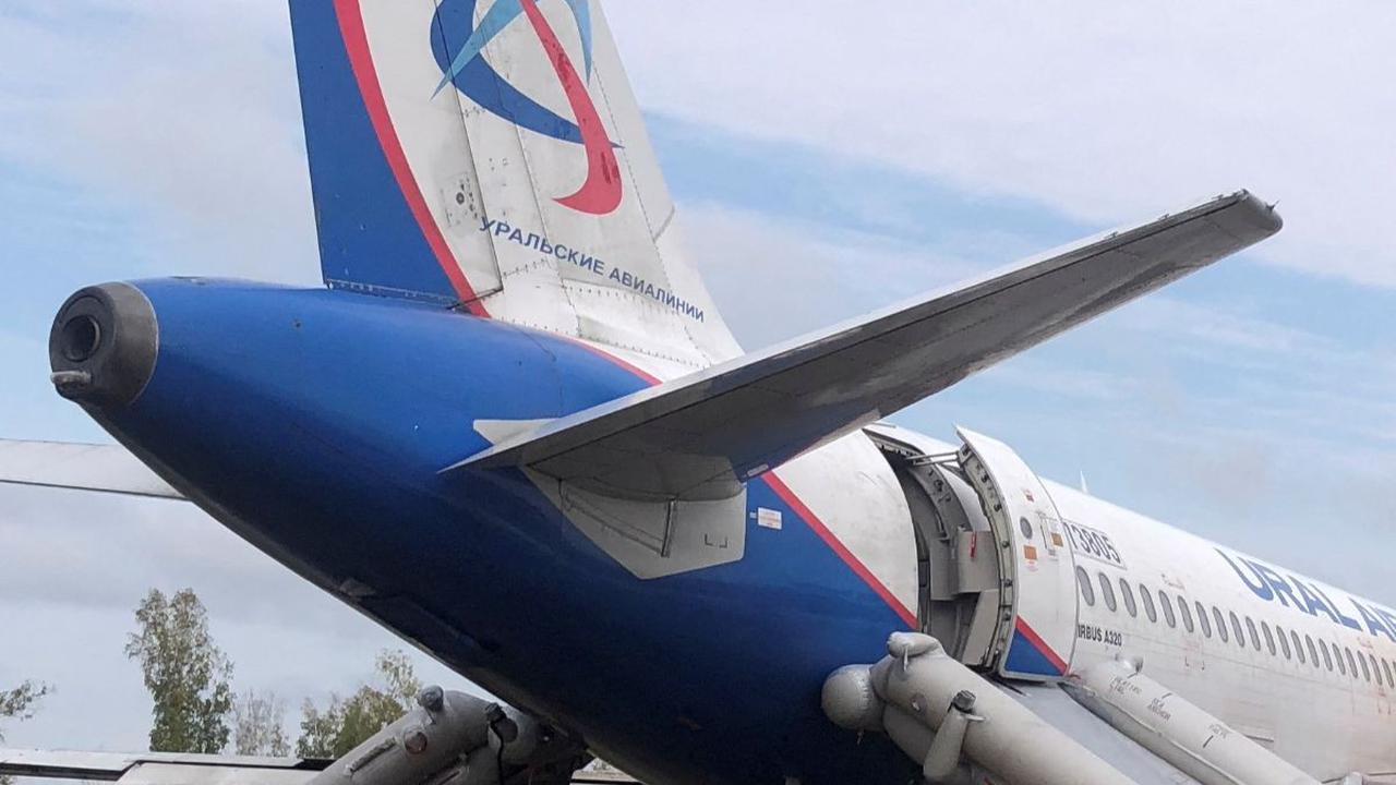 Sebelum mendarat darurat, pesawat Airbus A320 yang mengangkut 167 orang itu terbang dari kota resor Laut Hitam, Sochi menuju Kota Omsk di Siberia.<br>