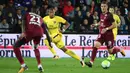 Penyerang PSG, Kylian Mbappe, menerima umpan saat melawan Metz pada laga Ligue 1 Prancis di Stadion Saint-Symphorien, Moselle, Jumat (8/9/2017). Metz kalah 1-5 dari PSG. (AFP/Patrick Hertzog)