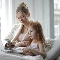 Ilustrasi orang tua yang sedang mendampingi anaknya ketika berselancar di internet. Credits: pexels.com by Andrea Piacquadio