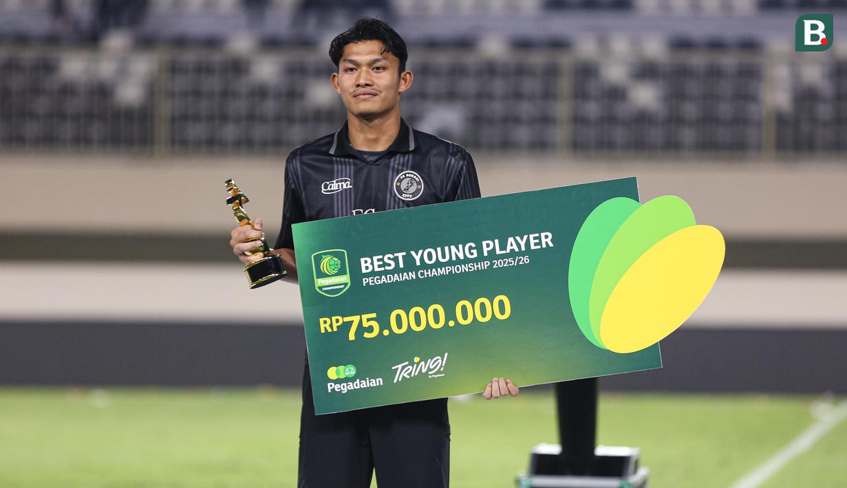 Penghargaan sebagai Pemain Muda Terbaik di Pegadaian Championship 2025/26 diberikan pada penjaga gawang FC Bekasi City, Ikram Al Giffari. (Bola.com/Abdul Aziz)