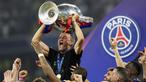 Pelatih PSG, Luis Enrique mengangkat trofi Liga Champions 2024/2025 setelah berhasil mengalahkan Inter Milan dalam laga final yang berlangsung di Allianz Arena, Munchen, Jerman, Minggu (01/06/2025) dini hari WIB. (AP Photo/Luca Bruno)