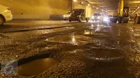 Kondisi jalan yang rusak dan berlubang di ruas Tol JORR tepatnya di terowongan Pasar Rebo, Jakarta, Senin (29/2) malam. Kondisi jalan yang rusak itu menyebabkan kemacetan dari arah Ulujami menuju Jati Asih dan Cikunir. (Liputan6.com/Herman Zakharia)