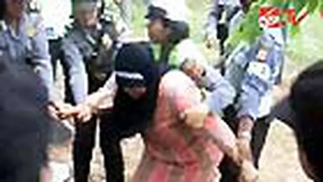 Puluhan wanita dan ibu-ibu, siang tadi, menolak lahan yang masih disengketakan di Cikeas, Bogor, Jabar, dipagar. Akibatnya, sejumlah wanita berusaha menerobos blokade dan saling dorong dengan ratusan polisi berperalatan lengkap. 