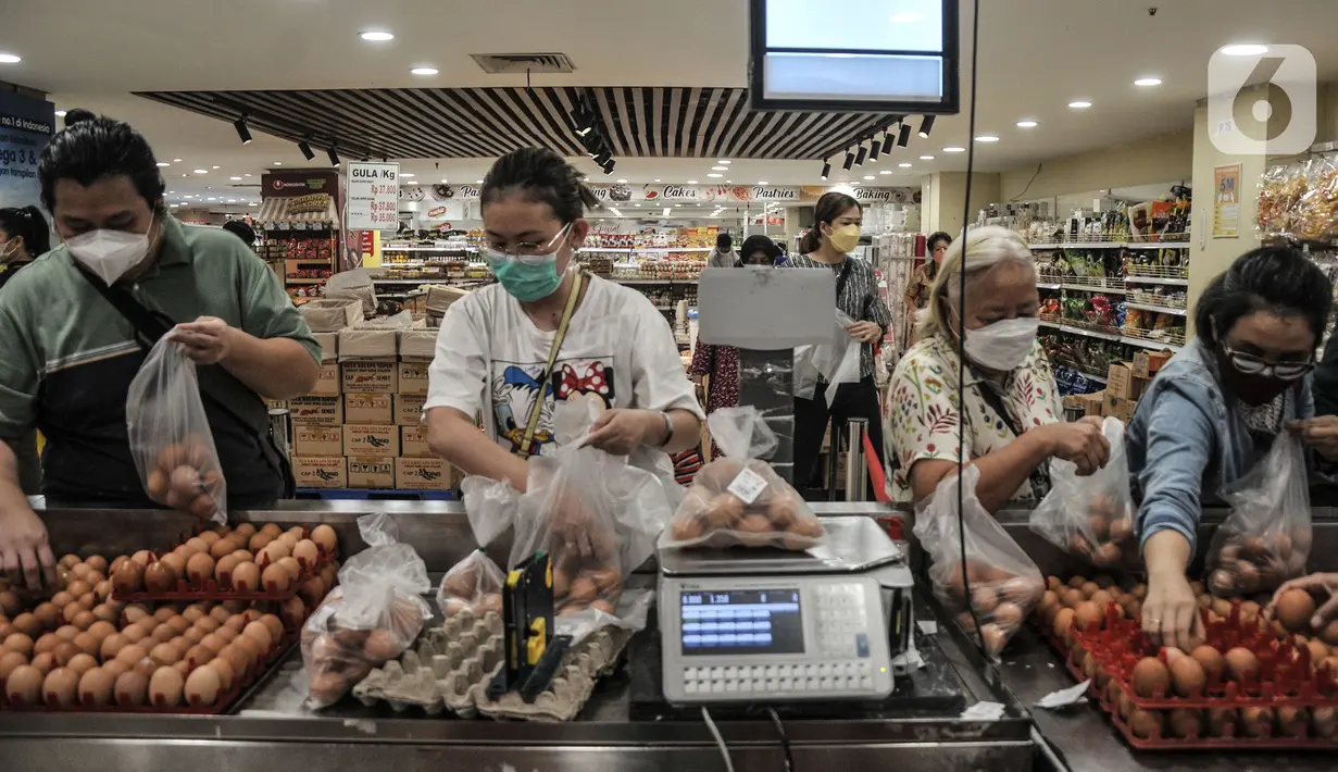 Pengunjung membeli telur saat berbelanjakebutuhan pokok di Mal Artha Gading, Jakarta, Selasa (28/12/2021). Memasuki tahun baru daya beli masyarakat mengalami peningkatan hingga 20 persen dibandingkan bulan sebelumnya meskipun harga sejumlah bahan pokok melonjak. (merdeka.com/Iqbal S Nugroho)