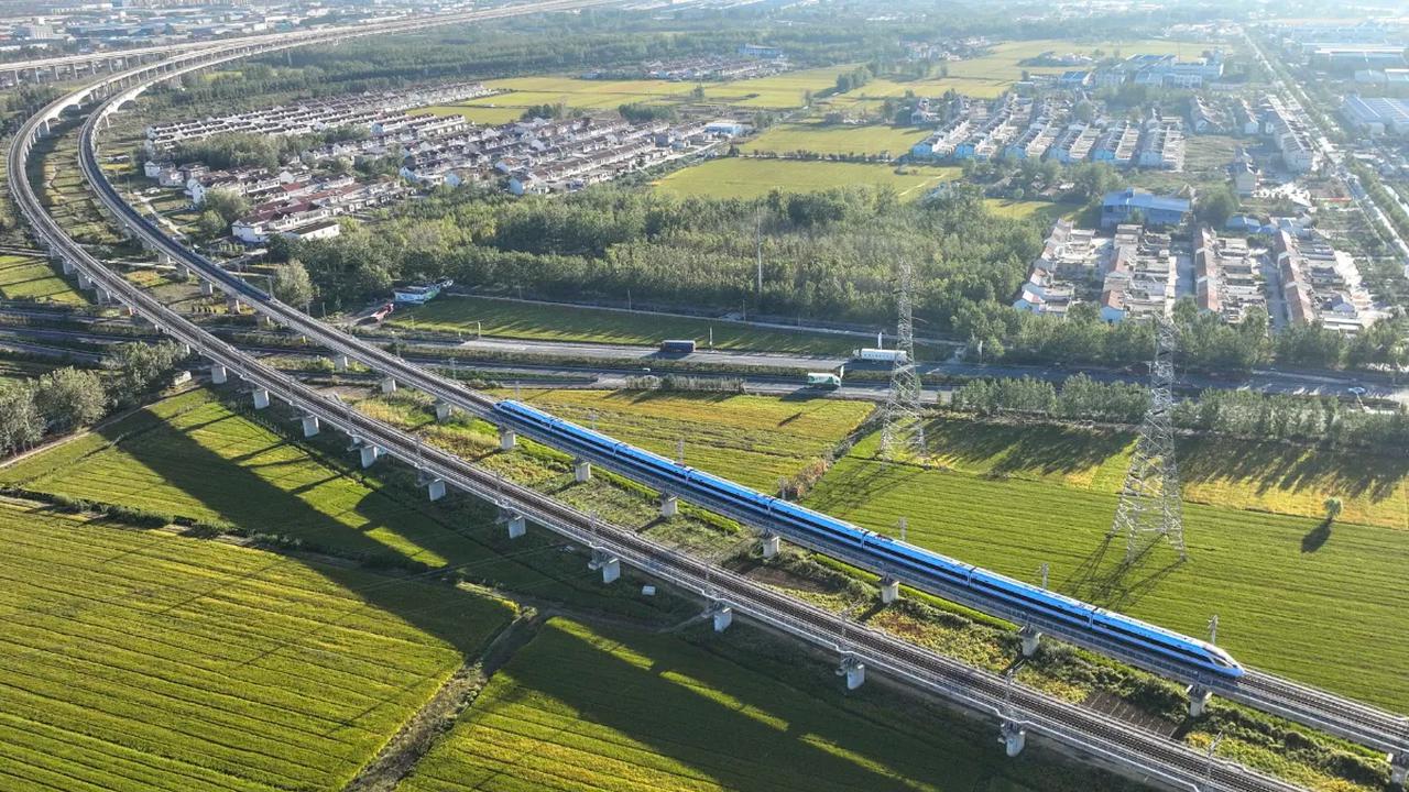 RI dan China sepakat menambah cost overrun (pembengkakan biaya) proyek KCJB sebesar USD1,2 miliar atau sekitar Rp18 triliun.