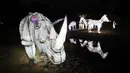 Instalasi lampu karakter badak di Dubai Garden Glow, Dubai, Uni Emirat Arab, 1 November 2021. Instalasi tersebut dibuat dari lebih satu juta bohlam penghemat energi dan kain bercahaya daur ulang karya seniman seluruh dunia. (GIUSEPPE CACACE/AFP)