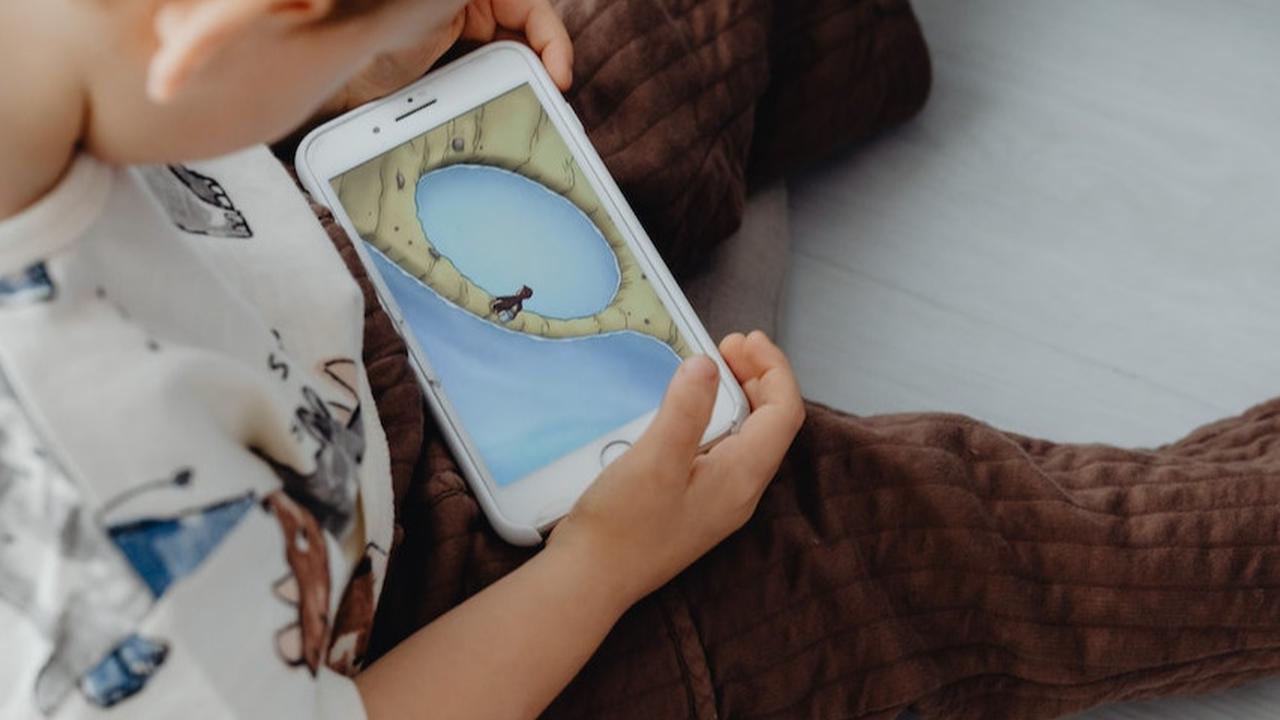 Ilustrasi Anak Menggunakan Gadget