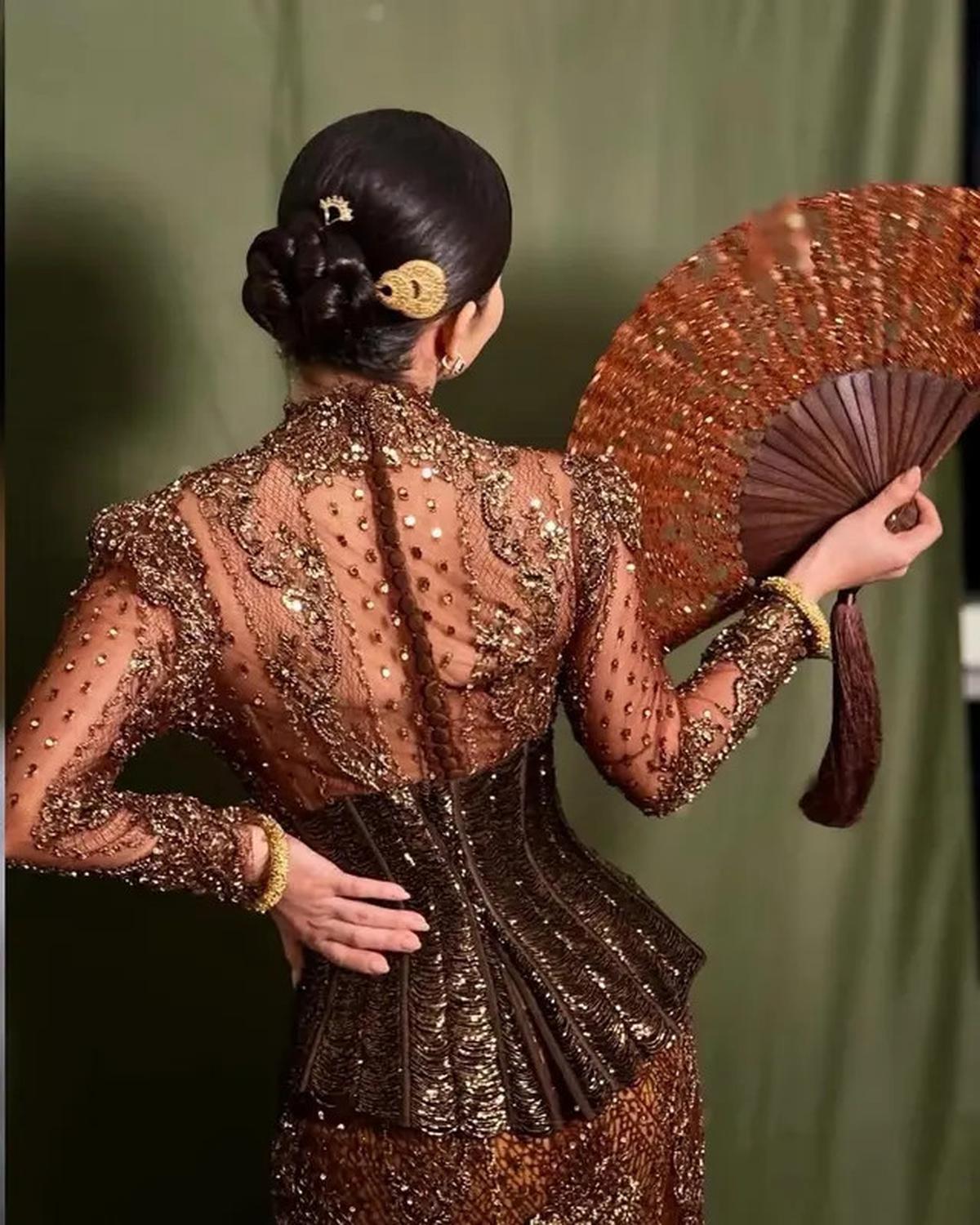 Foto Detail Kebaya Ariel Tatum di Hari Kebaya Nasional 2025, Tampil Elegan