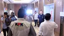Sejumlah penyidik KPK bersiap memasuki lift saat menggeledah Kantor Pusat PLN, Jakarta, Senin (16/7). Petugas datang sekitar pukul 17.58 WIB. (Liputan6.com/Arya Manggala)