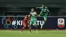 Gelandang PSMS Medan, M Alwi, mengangkat kaki terlalu tinggi saat pertadningan melawan Kalteng Putra FC pada laga Liga 2 Indonesia di Stadion Patriot, Bekasi, Kamis, (9/11/2017). PSMS Medan menang 2-1 atas Kalteng Putra FC. (Bola.com/M Iqbal Ichsan)