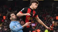 Penyerang Nottingham Forest asal Portugal #20, Jota Silva (kiri), berebut bola dengan bek Bournemouth asal Hungaria #03, Milos Kerkez (kanan), selama pertandingan Liga Primer Inggris antara Bournemouth dan Nottingham Forest di Stadion Vitality di Bournemouth, Inggris selatan, pada tanggal 25 Januari 2025. (Glyn KIRK/AFP)