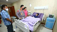 Kapolri Jenderal Listyo Sigit Prabowo menjenguk Sinta Aulia untuk melihat kondisinya secara langsung saat menjalani perawatan di Rumah Sakit (RS) Polri, Kramat Jati, Jakarta Timur, Minggu (20/2/2022). (Ist)