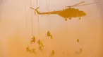 Pasukan terjun payung menghadiri latihan militer di pangkalan militer Ashuluk Rusia, 22 September 2020. Sistem Pertahanan Udara Rusia berhasil menangkis serangan udara selama latihan militer gabungan di selatan Rusia. (Vadim Grishankin/Russian Defense Ministry Press Service via AP)