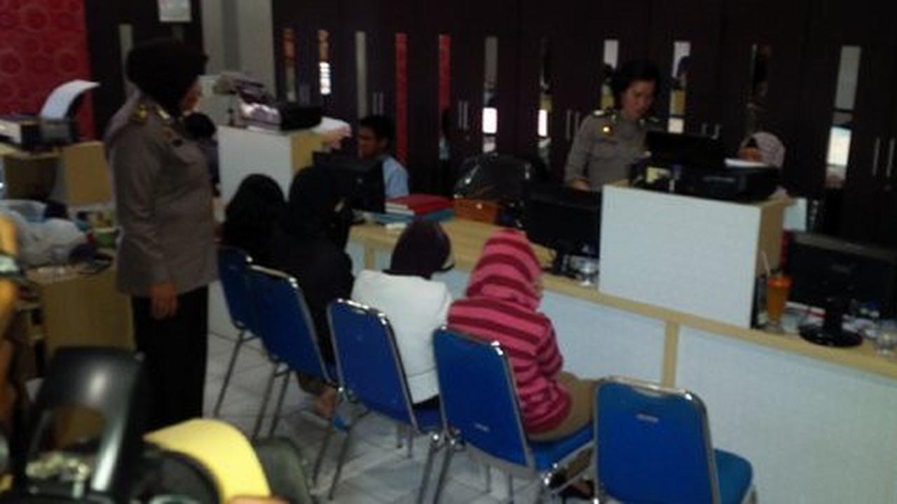 Cerita artis cantik diamankan polisi usai layani tamu di Surabaya